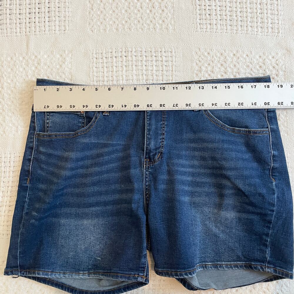 !iT 16 Claire curvy stretch jean shorts SH 1994 - Picture 3 of 12